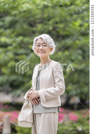看照相機和微笑的資深婦女 121389391