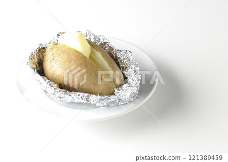 在白色背景上拍土豆黃油 在白色背景上拍土豆黃油 121389459