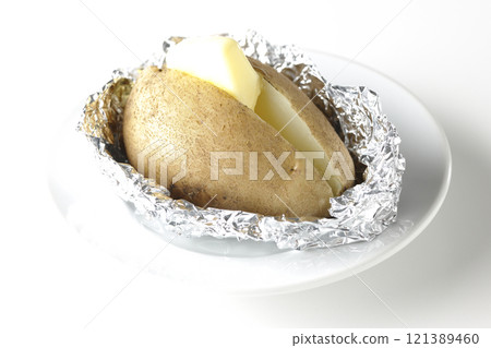 在白色背景上拍土豆黃油 在白色背景上拍土豆黃油 121389460