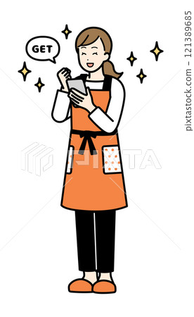 使用智慧型手機取得某物的家庭主婦 - 全身 使用智慧型手機取得某物的家庭主婦 - 全身 121389685