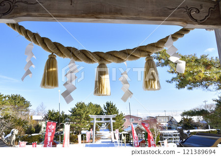 Photographing the scenery of the grounds of Shikabe Inari Shrine in winter in Shikabe Town, Hokkaido 121389694