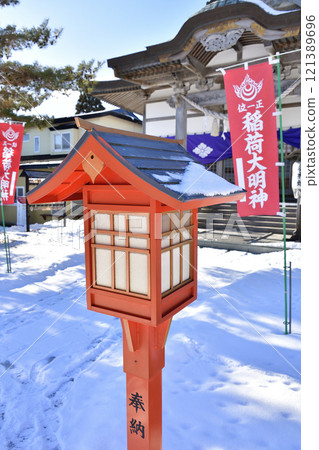 Photographing the scenery of the grounds of Shikabe Inari Shrine in winter in Shikabe Town, Hokkaido 121389696