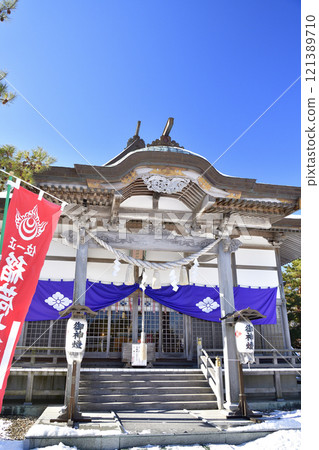 Photographing the scenery of the grounds of Shikabe Inari Shrine in winter in Shikabe Town, Hokkaido 121389710