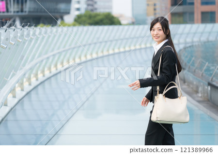 Businesswoman turning around Newcomer 121389966