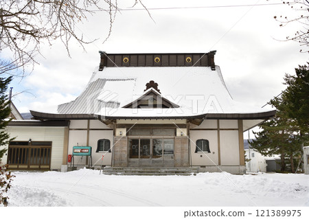 Photographing the grounds of Kogakusan Daishinji Temple in Nanae Town, Hokkaido in winter Photographing the grounds of Kogakusan Daishinji Temple in Nanae Town, Hokkaido in winter 121389975