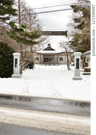 Photographing the grounds of Kogakusan Daishinji Temple in Nanae Town, Hokkaido in winter 121389987