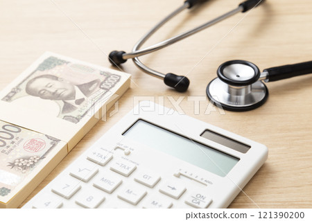 桌上有聽診器和100萬日元 121390200