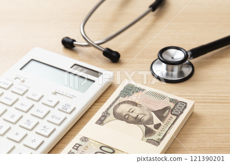 桌上有聽診器和100萬日元 桌上有聽診器和100萬日元 121390201