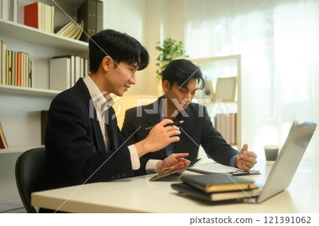 Business advisor offering and discussing the details of the agreement with his client 121391062