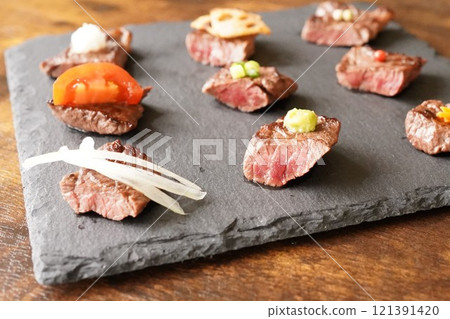 牛裙牛排,烤肉,牛肉,時尚的呈現 牛裙牛排,烤肉,牛肉,時尚的呈現 121391420