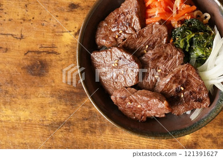 使用牛裙牛排製作的拌飯式牛裙牛排碗 121391627