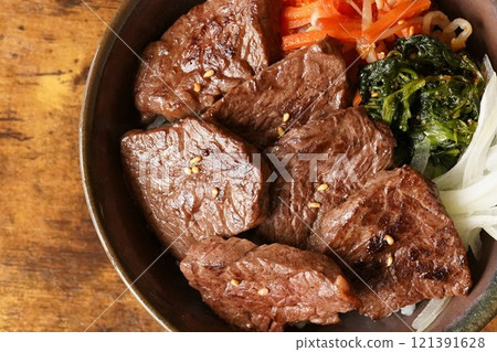 使用牛裙牛排製作的拌飯式牛裙牛排碗 121391628