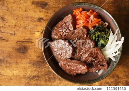 使用牛裙牛排製作的拌飯式牛裙牛排碗 121391630