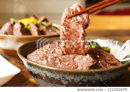 充分醬汁醃製的烤肉牛裙 121391679