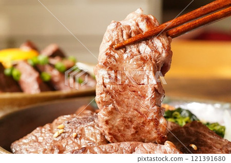 充分醬汁醃製的烤肉牛裙 121391680