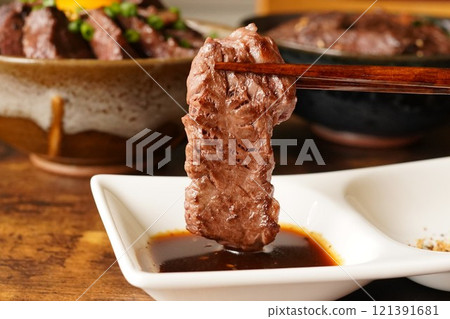 充分醬汁醃製的烤肉牛裙 121391681