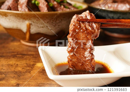 充分醬汁醃製的烤肉牛裙 121391683