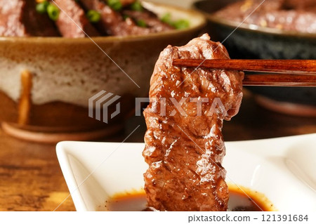 充分醬汁醃製的烤肉牛裙 121391684