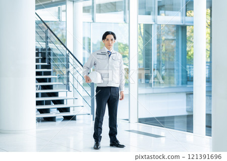 一個穿著工作服的商人 一個穿著工作服的商人 121391696