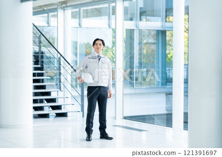 一個穿著工作服的商人 121391697