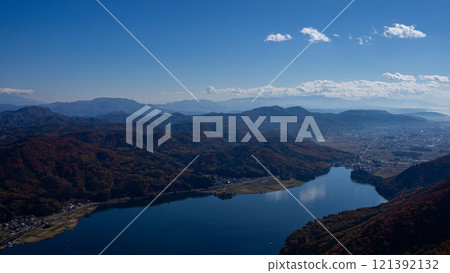 Lake Kizaki and the autumn foliage of the mountains, Omachi City, Nagano Prefecture 121392132