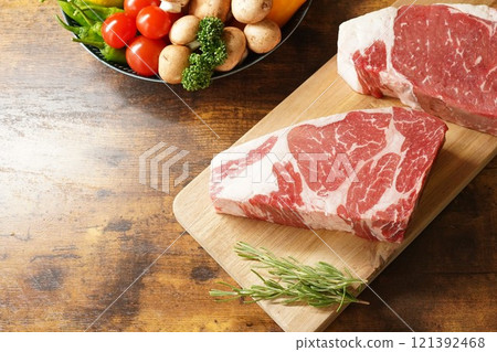 Thick-sliced beef loin pound steak Thick-sliced beef loin pound steak 121392468