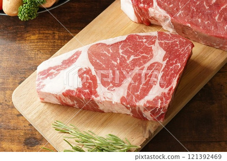 Thick-sliced beef loin pound steak 121392469