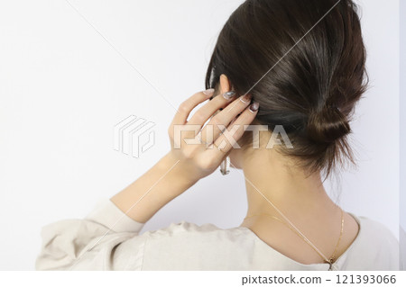 The back of a woman 121393066