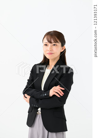 商務中年婦女交叉雙臂 121393171