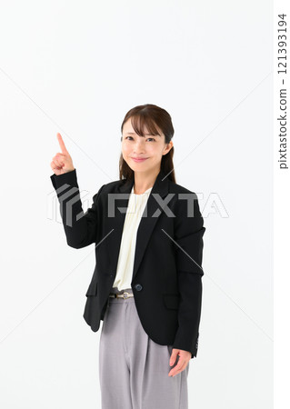 商務中年婦女指著 121393194