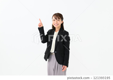 商務中年婦女指著 121393195