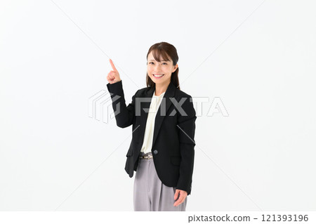 商務中年婦女指著 121393196