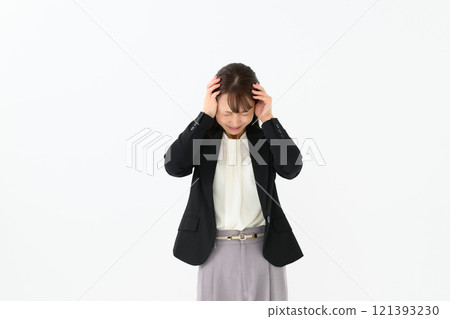 抱頭的商務中年婦女 121393230