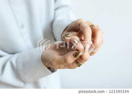 Women's hands 121393334