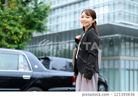 商務中年婦女商業計程車 121393636