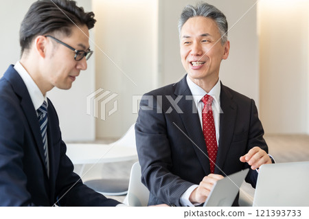 商人在休息室開會 121393733