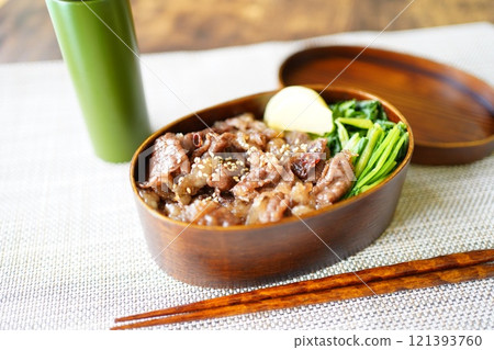 A hearty beef bowl lunch 121393760