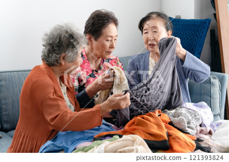 高級女性選擇衣服，整理雜物 121393824