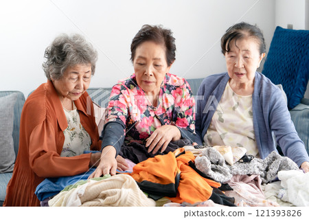 高級女性選擇衣服，整理雜物 121393826