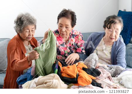 高級女性選擇衣服，整理雜物 121393827