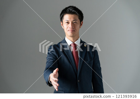 中間男律師握手 121393916