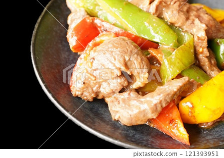 Beef skirt steak stir-fried with vegetables 121393951