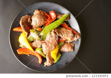 Beef skirt steak stir-fried with vegetables 121393953