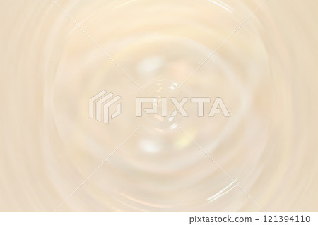 水滴落在水面上。 121394110