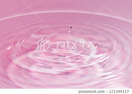 水滴落在水面上。 水滴落在水面上。 121394117