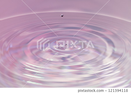水滴落在水面上。 121394118