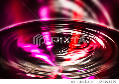 水滴落在水面上。 水滴落在水面上。 121394119