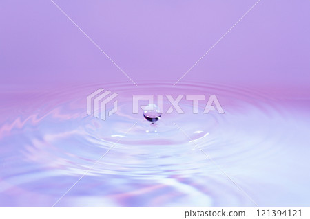 水滴落在水面上。 水滴落在水面上。 121394121