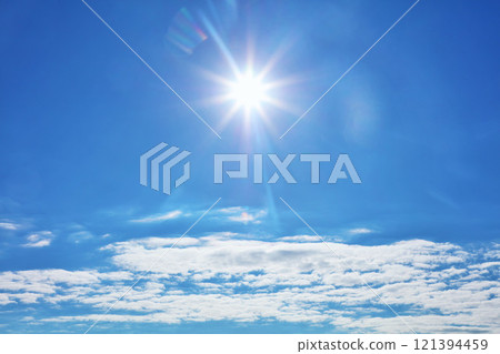 秋天藍天、雲彩和太陽 秋天藍天、雲彩和太陽 121394459