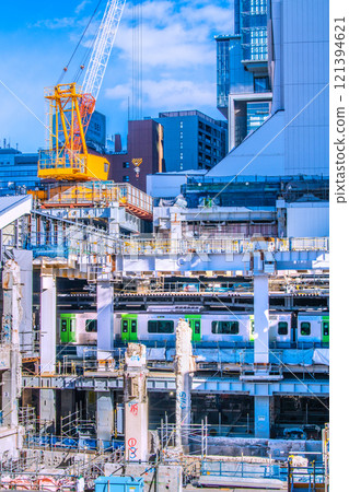 日本東京都市風景：歲末…告別澀谷站西口…山手線前可見巨大的鋼架和神秘的柱子=22日 121394621